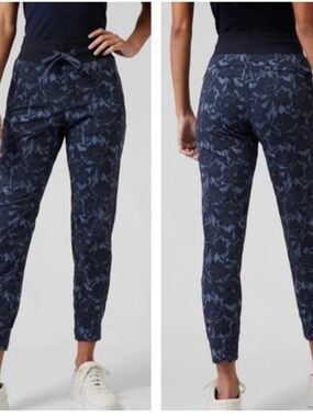 Athleta Trekkie North Jogger Size 6 Ethereal Bloom Cottage Blue Pants Zip Pocket